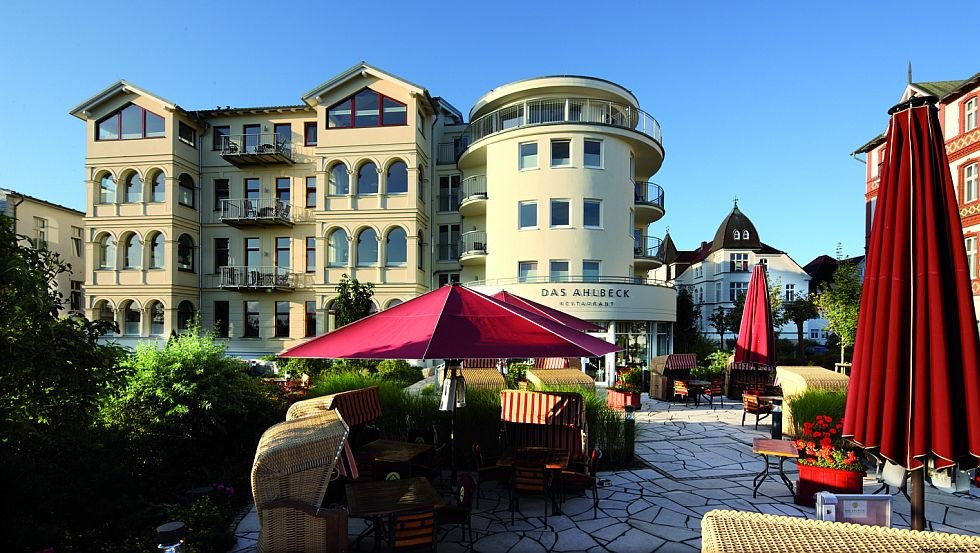 Direkt an der längsten Promenade Europas, gleich hinter Ostseedüne, liegt DAS AHLBECK HOTEL & SPA., © www.berge.at