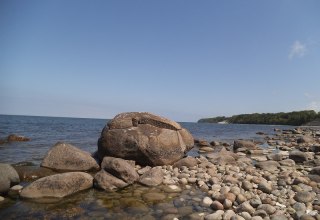 Findling Svantekahs am Strand von Ruschvitz, © H. Seelenbinder