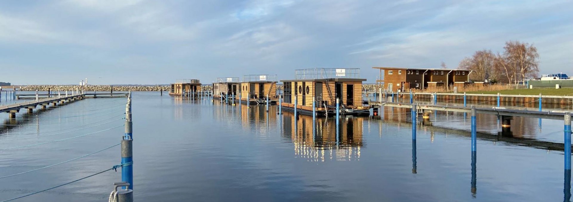 Blick auf die Hausboote im Hafen, © FjordLink