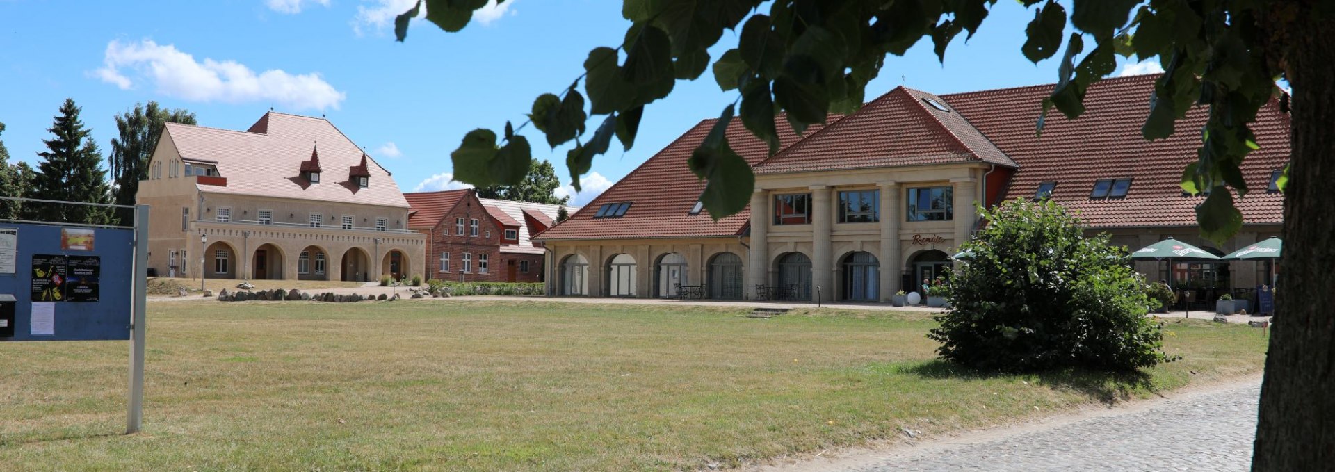 Die Remise des "Schloss Stolpe" mit Restaurant.  Im Hintergrund Teile des vom Schloss abgetrennten Westflügels., © Dr. Lüling, GF SaH