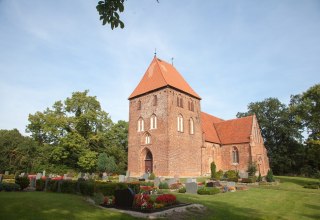 Umgeben von einem Friedhof: die Kirche in Groß Eichsen., © Frank Burger