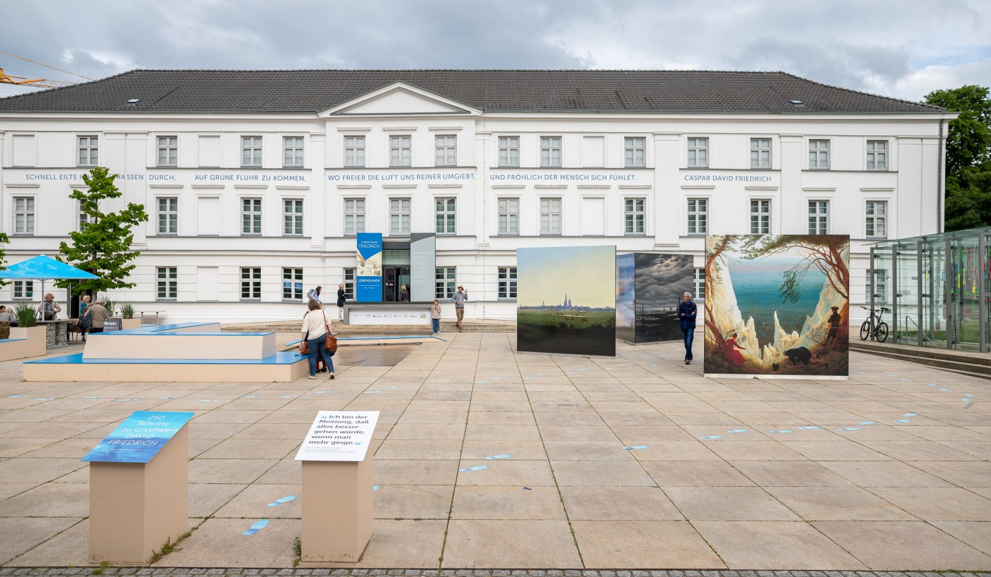 Auf dem Museumsvorplatz beginnen die „250 Schritte zu Caspar David Friedrich“, © Pommersches Landesmuseum / André Gschweng