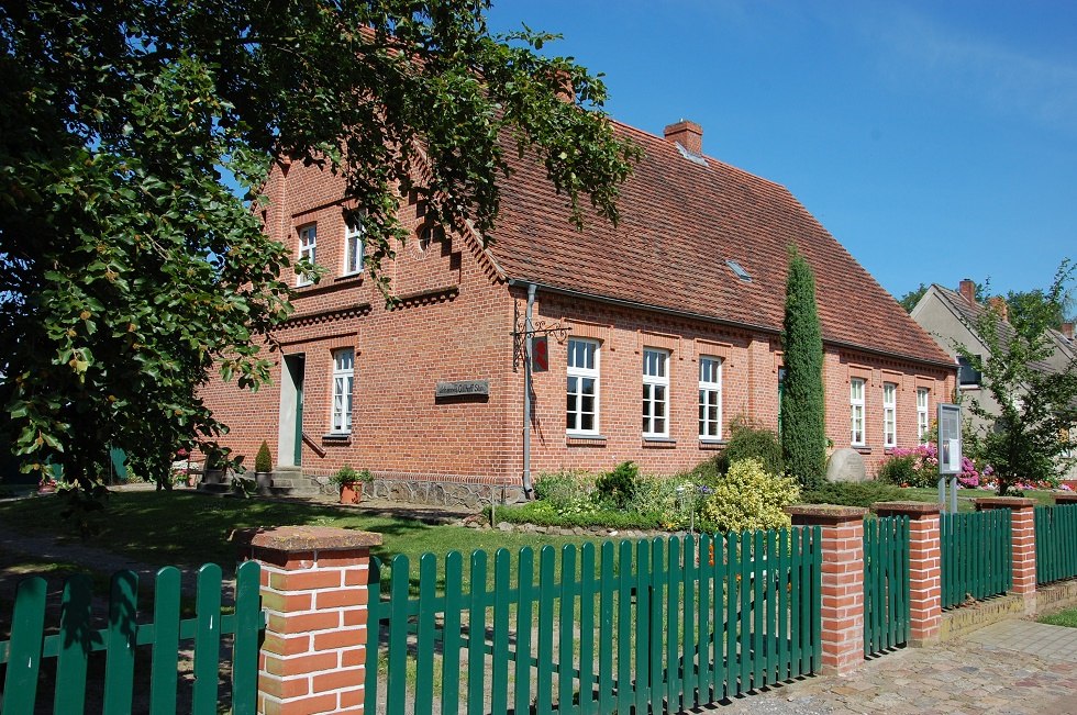 In der ehemaligen Dorfschule befindet sich die Johannes-Gillhoff-Stuv., © Gabriele Skorupski