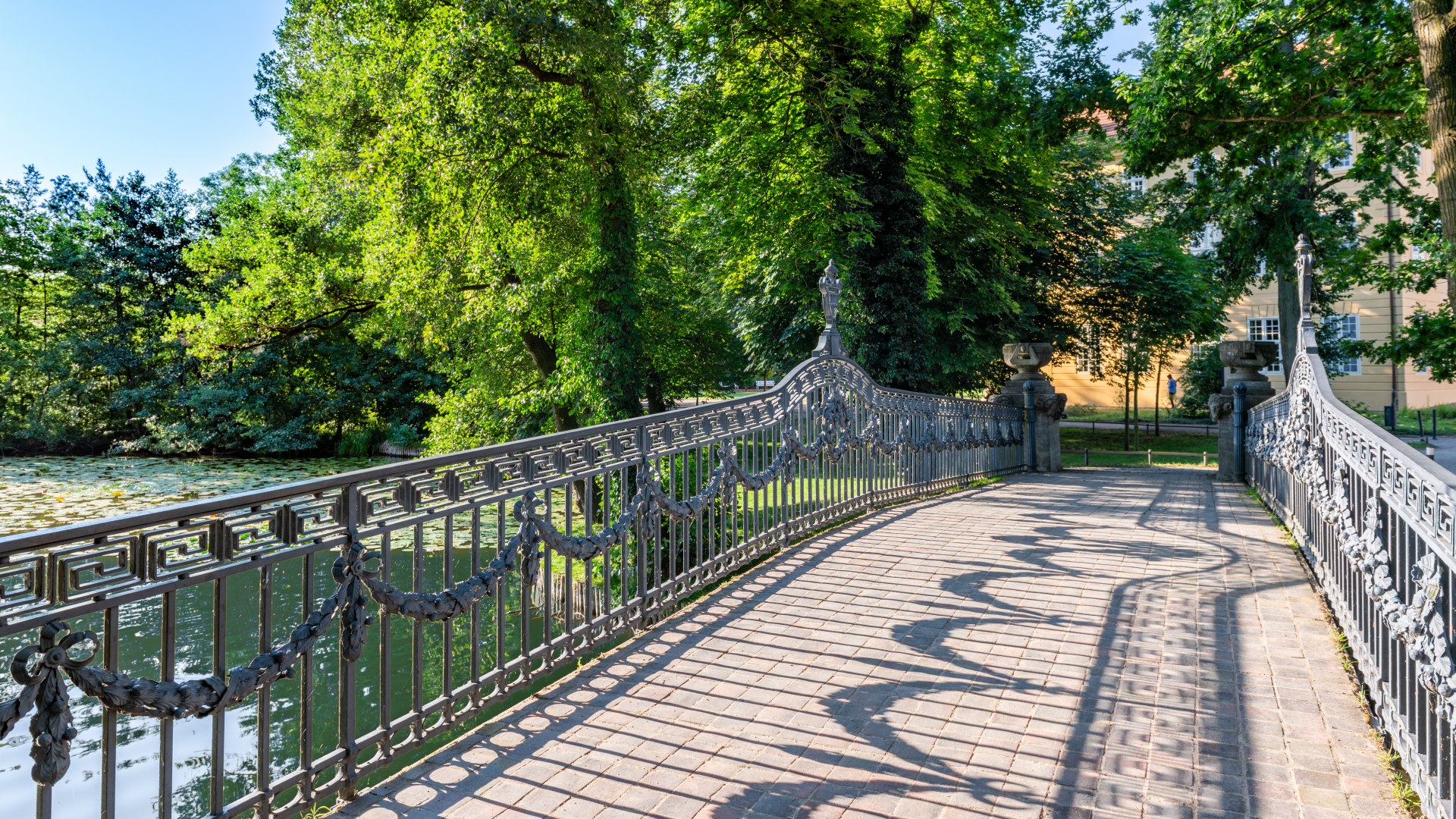 Über eine malerisch geschwungene Brücke zum Schloss Mirow.
, © TMV/Tiemann