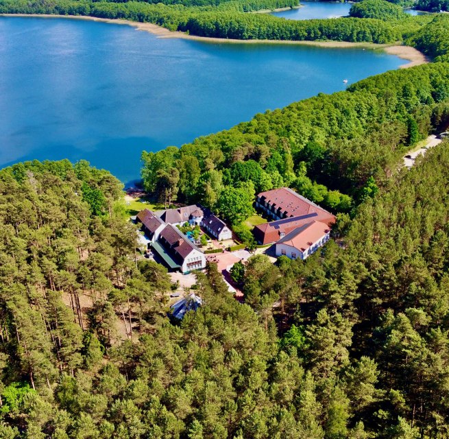 Eingebettet im Müritz-Nationalpark, am Großen Labussee. Mehr Platz geht nicht!, © Familotel Borchard´s Rookhus