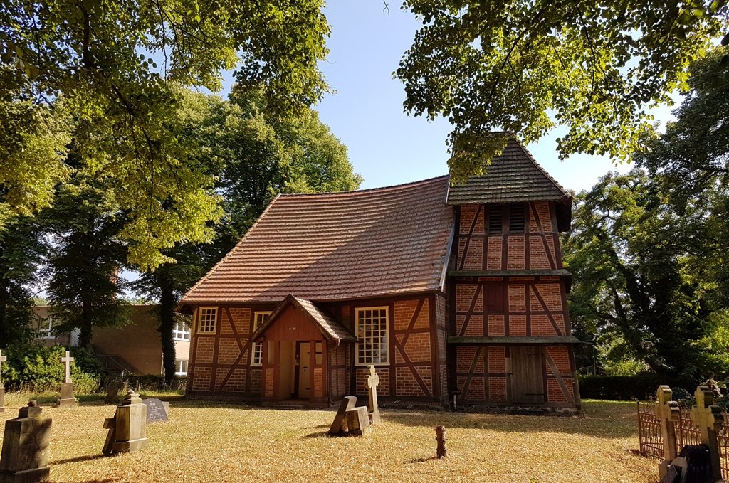 Die Dorfkirche in Matzlow mit dem charakteristischen Glockenturm., © Foto: Lewitz e.V.