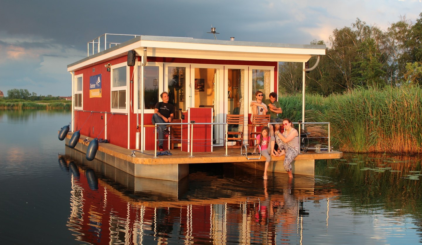 Urlaubsgenuss vom Feinsten bieten die komfortablen Hausboote von Abenteuer Flusslandschaft, die mit Solarzellen, Bugstrahlruder und Heizung ausgestattet sind., © Abenteuer Flusslandschaft