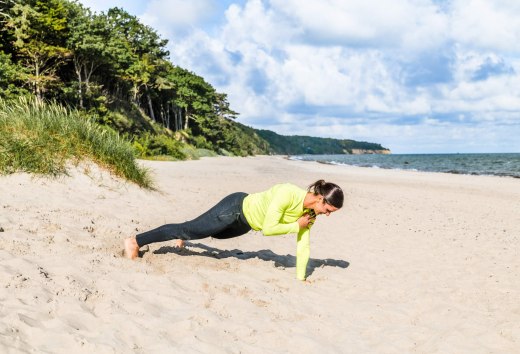 Plank mit Schulter-Tippen eignet sich ideal zur Stärkung der Körpermitte., © TMV/Tiemann