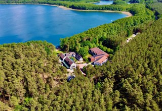 Eingebettet im Müritz-Nationalpark, am Großen Labussee. Mehr Platz geht nicht!, © Familotel Borchard´s Rookhus