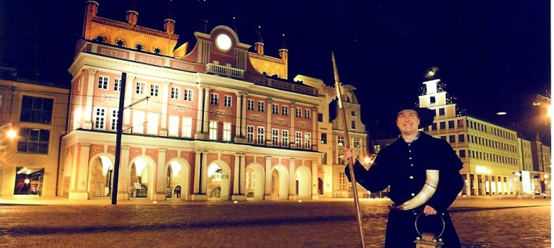 Der Rostocker Nachtwächter vor dem Rathaus, © HTR Hansetouristik Rostock