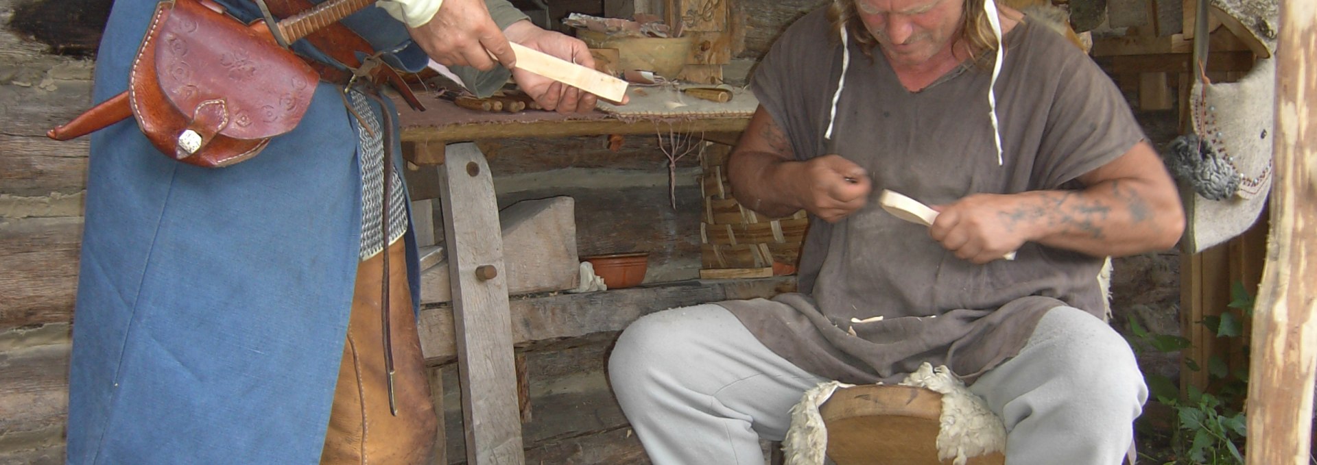 Handwerker beim schnitzen, © Ilka Müggenburg