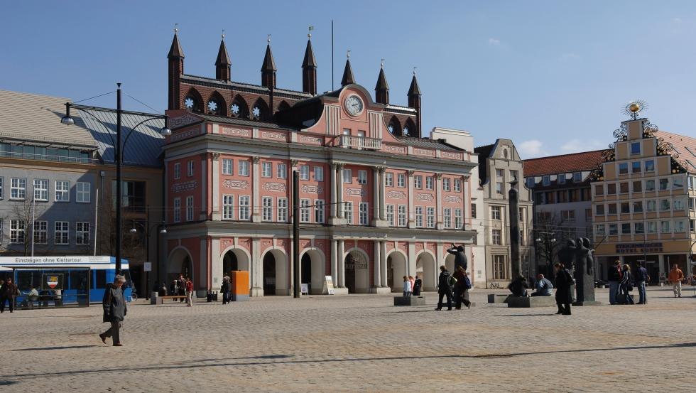 Blick auf das Rostocker Rathaus mit den 7 Türmen, © Angelika Heim