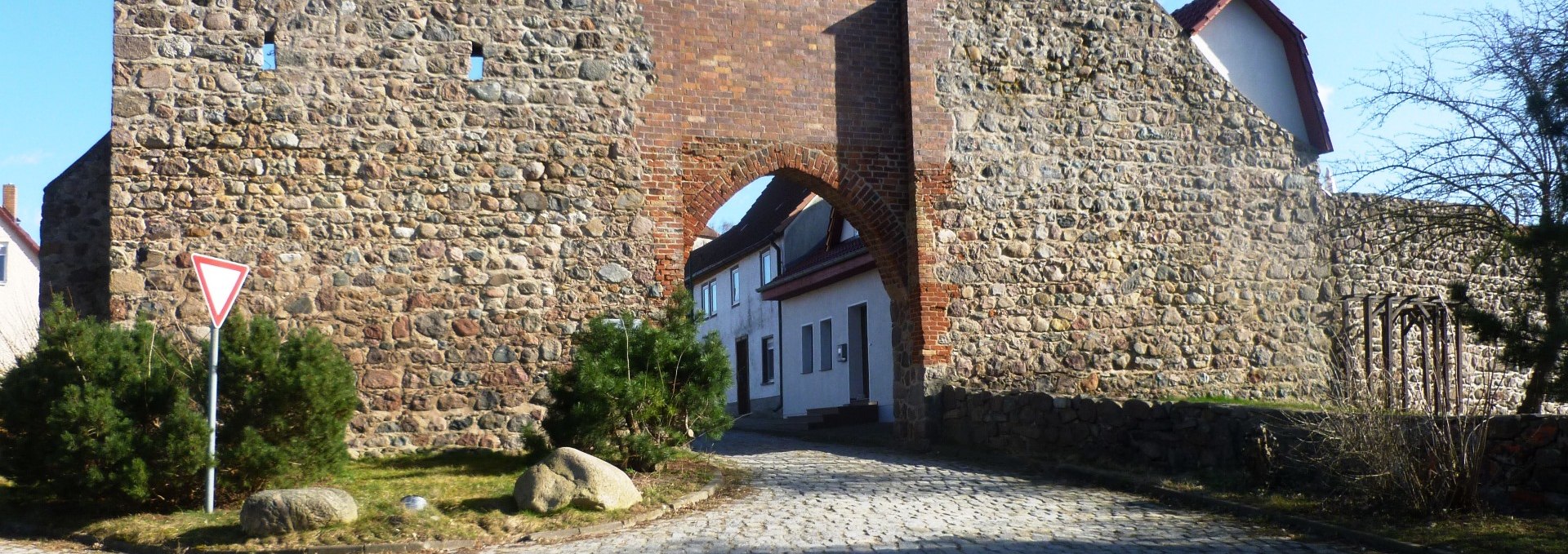 Das Woldegker Tor ist Teil der sehr gut erhaltenen Stadtmauer Fürstenwerders, © Tourismusverein Fürstenwerder