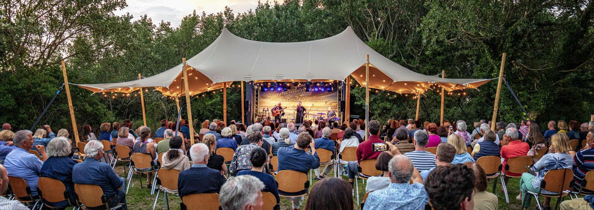 Evas Sommergarten beim Ahrenshooper Jazzfest 2021, © Kurverwaltung Ahrenshoop · Foto Voigt & Kranz UG, ostsee-kuestenbilder.de