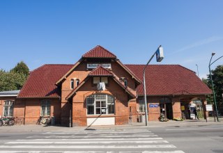 Das Empfangsgebäude des Bahnhofs Wismar., © Frank Burger