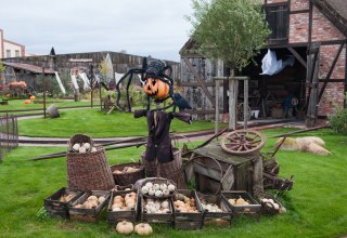 Gruselige Deko auch draußen im Erlebnis-Dorf, © Karls Erlebnis-Dorf