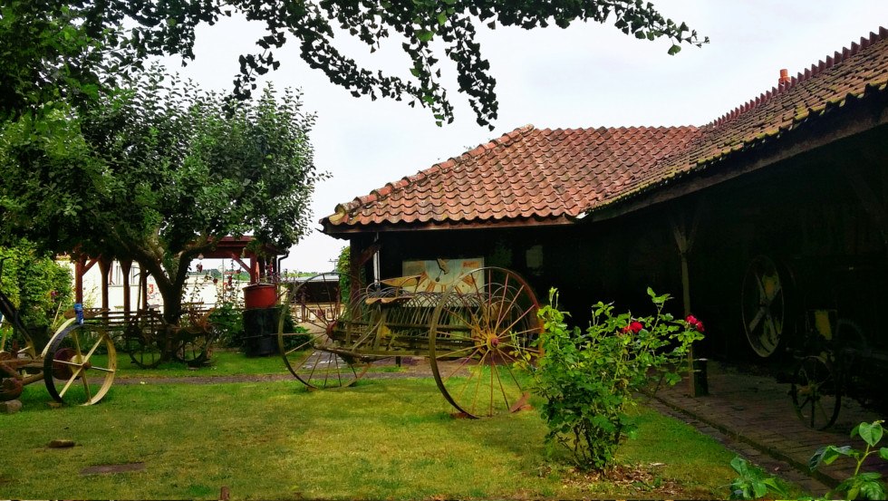 Heimatmuseum Sternberg - Hinterhof mit landwirtschaftlichen Geräten, © Tourismusverband Mecklenburg-Schwerin