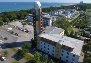 Die Jugendherberge Warnemünde liegt direkt am Strand im beliebten Ostseebad., © DJH MV