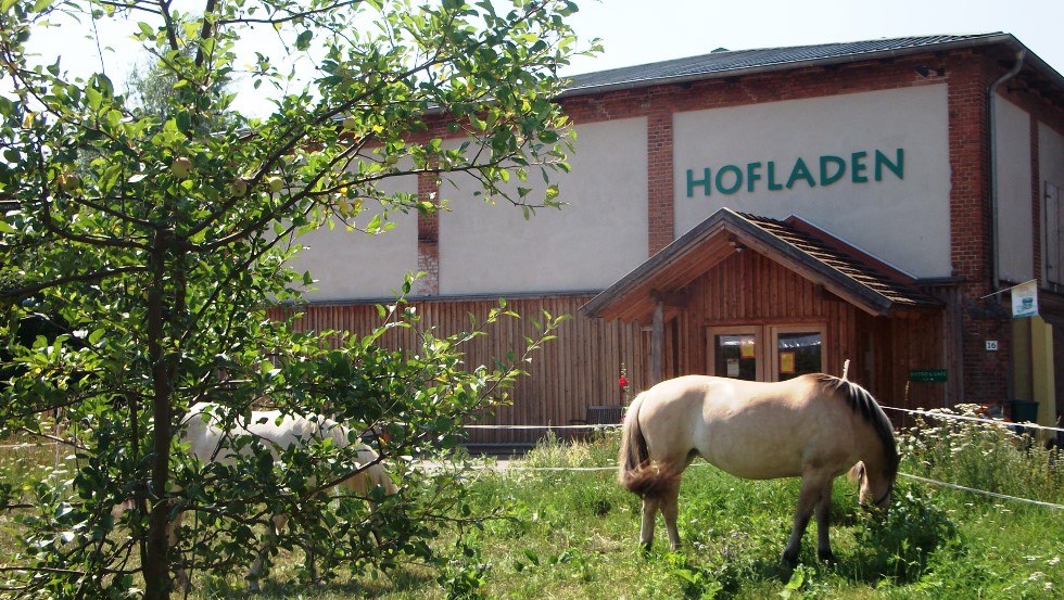 Blick auf den Hof Medewege mit Hofladen, Hofcafé und Bäckerei, © Hofladen Medewege/René Zeitz