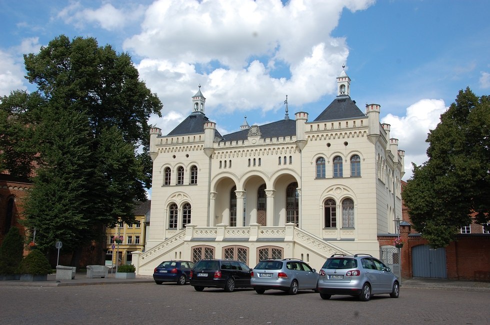 Das Wittenburger Rathaus erinnert eher an ein Märchenschloss als an einen Verwaltungssitz., © Gabriele Skorupski