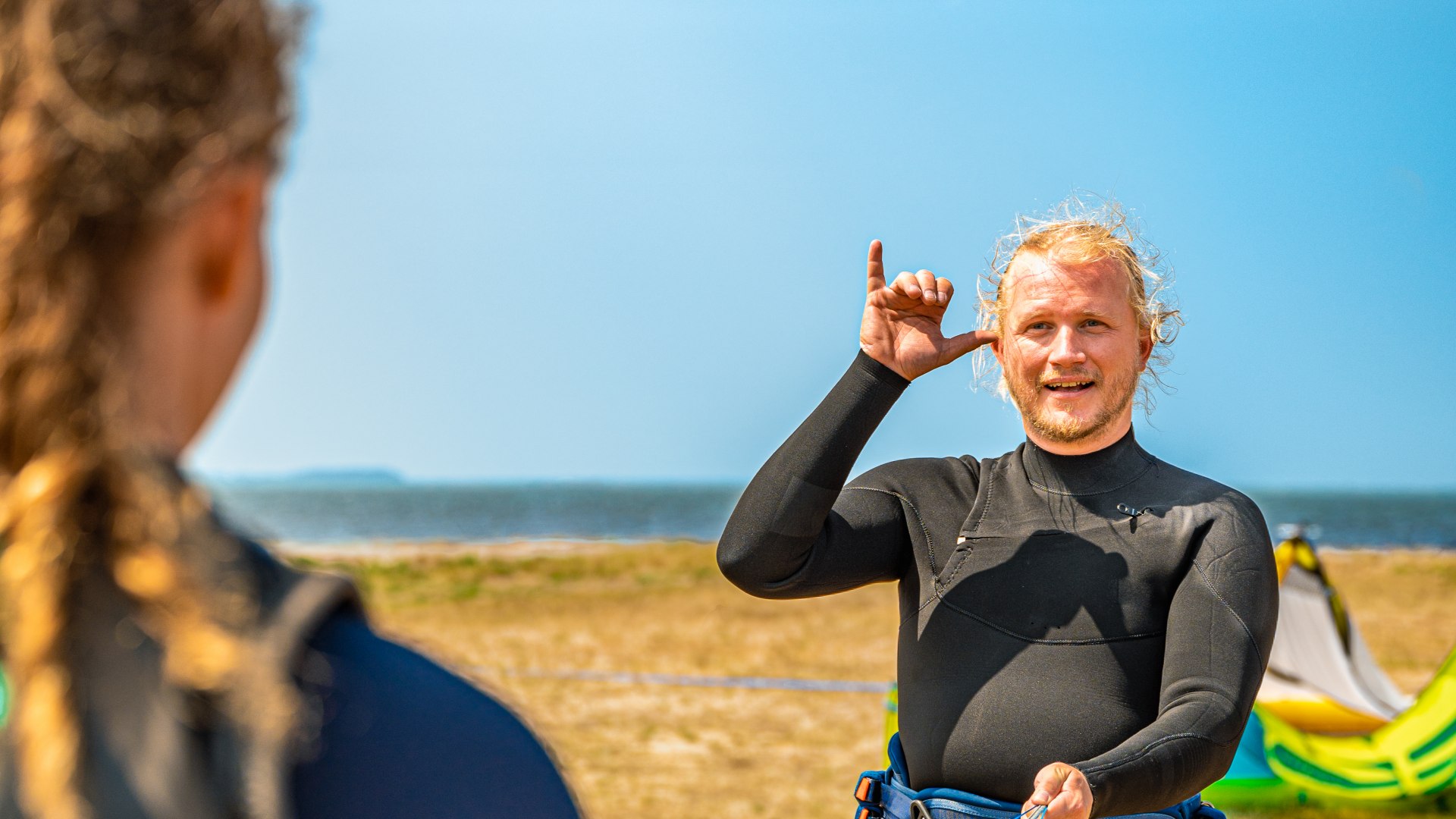 Alles klar? Luisa ist gehörlos. Ihr Lehrer Patrick ebenfalls. DeafVentures ist die erste zertifizierte Kitesurfschule Deutschlands für Gehörlose., © TMV/Tiemann