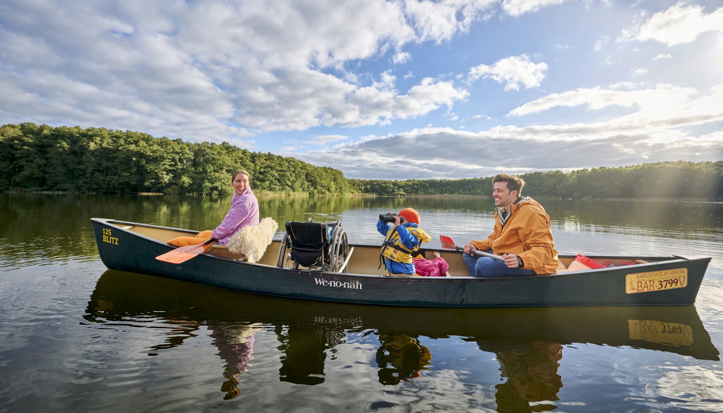 Eine Kanutour auf dem Mirower See bietet Abenteuer und gleichzeitig Ruhe, © DZT/Wegener