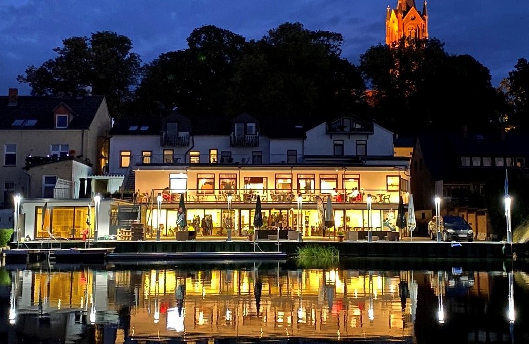 Der Blick auf das Haus in der Abenddämmerung, © Deutsches Haus