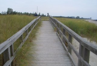 Strandzugang 4 über einen Holzsteg in Ahrenshoop, © TV FDZ