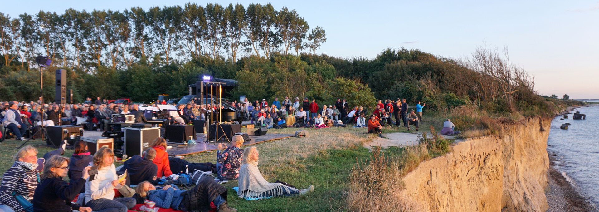 Abschlusskonzert der Kozertreihe "Naturklänge" 2017 am Hohen Ufer zwischen Ahrenshoop und Wustrow, © Kurverwaltung Ahrenshoop · Foto Désirée Holzerland