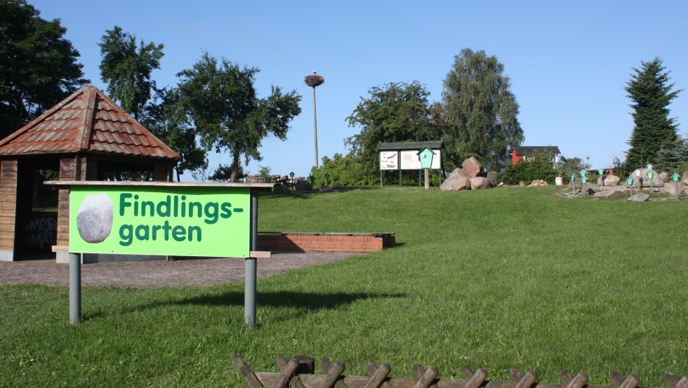 Eingang zum Findlingsgarten mit Rasthütte, © Mecklenburgische Kleinseenplatte Touristik GmbH