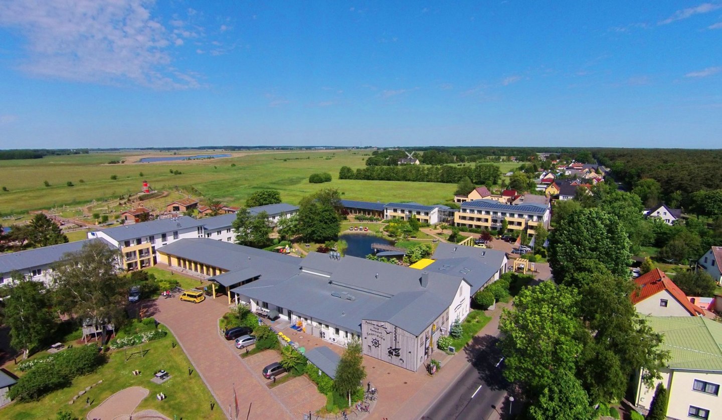 Luftaufnahme des Hotelareals, © Familien Wellness Hotel Seeklause