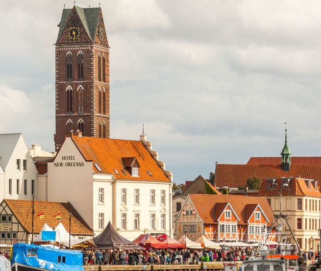 Nur der 80 m hohe Kirchturm ist als weithin sichtbares Wahr- und Seezeichen erhalten geblieben, © TZ Wismar, Alexander Rudolph