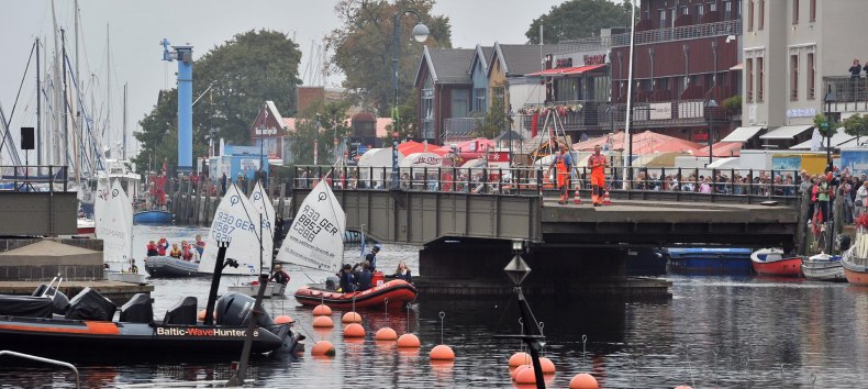 Brückendrehung am Alten Strom in Warnemünde, © Joachim Kloock