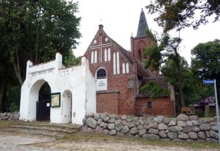 Kirche mit Eingangsportal, © Sabrina Wittkopf-Schade