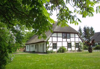 Die Alte Ausspanne mit der letzten Rübe, die über die Bahnstrecke mit der alten Rübenbahn zum Tessiner Bahnhof gebracht wurde., © Förderverein der Heimat- und Kulturpflege Walkendorf