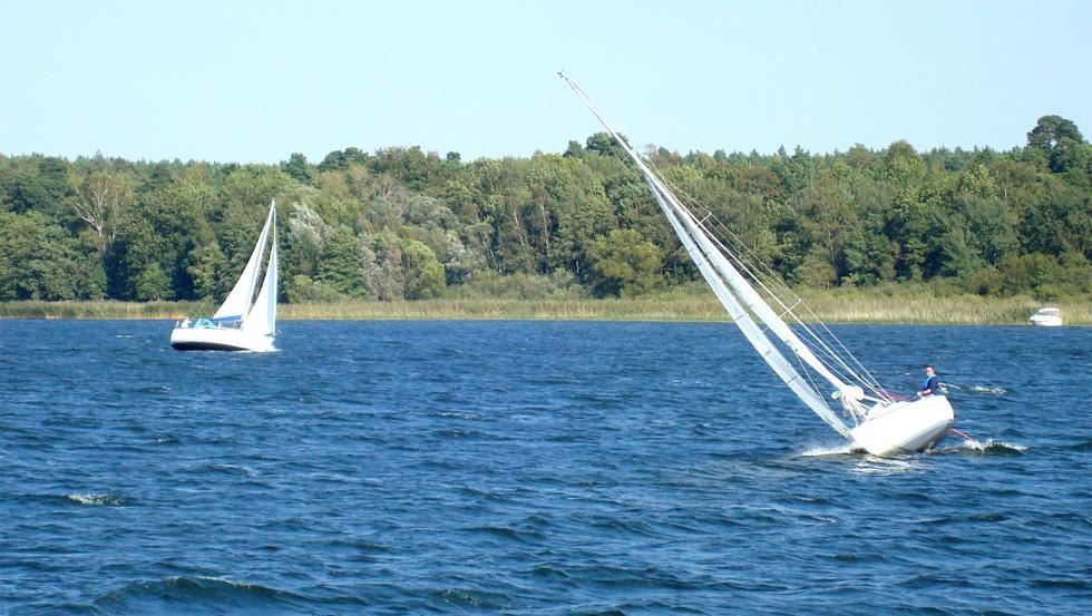 Segeln vor dem Campingplatz auf dem Plauer See, © Michael Hecht