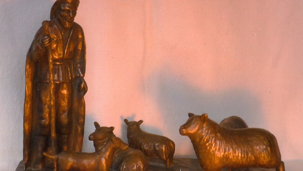 Schafe mit Schäfer - Die Plaste aus Bronze besteht aus 4 Schafen und dem Schäfer mit Hund. Sie wurde im Jahre 1987 von mir als Plastik in den Maßen L-B-H 43x25x30 cm entworfen., © Eckhardt Erbguth