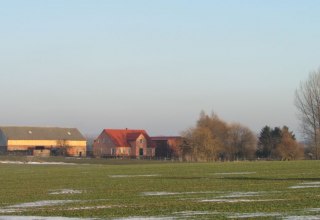 Der Gänsehof liegt am östlichen Rand des Dorfes Ladenthin. Die beiden großen Back- und Feldsteinscheunen sind unübersehbar., © Grüner Gänsehof