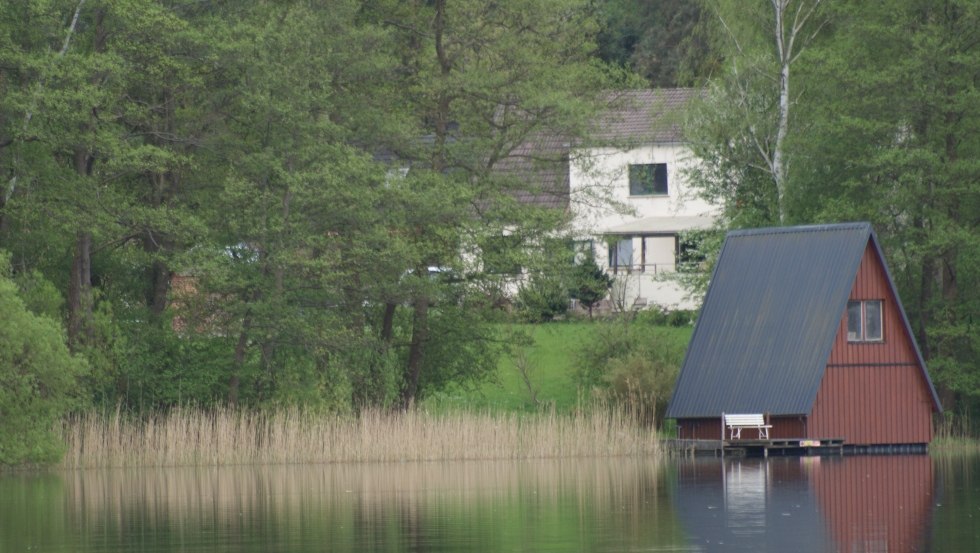 Ferienhaus, Liegewiese und Bootshaus, © G. Johannes