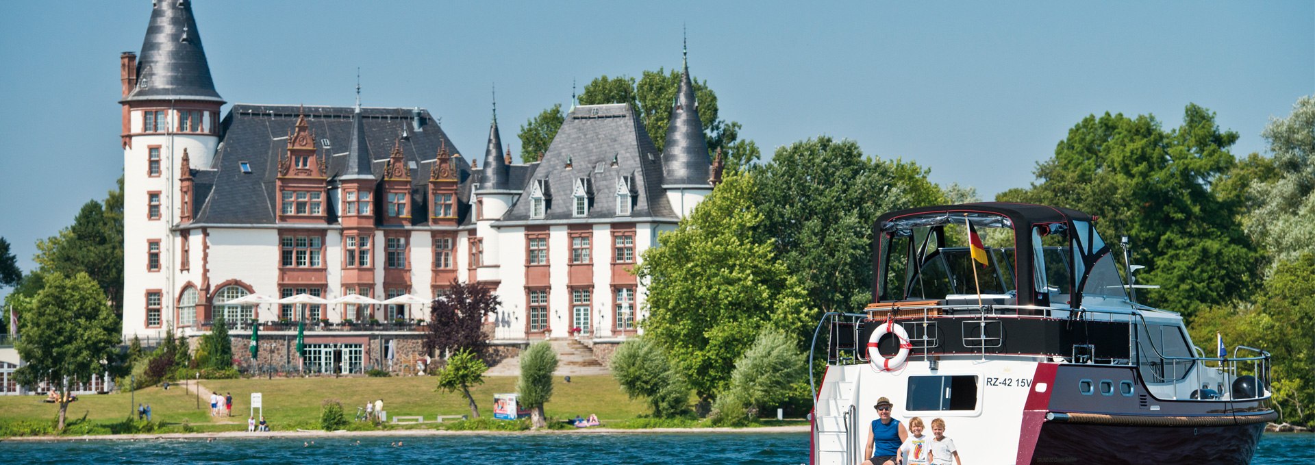 Mit dem Hausboot auf der Müritz vor dem Schloss Klink, © Yachtcharter Schulz