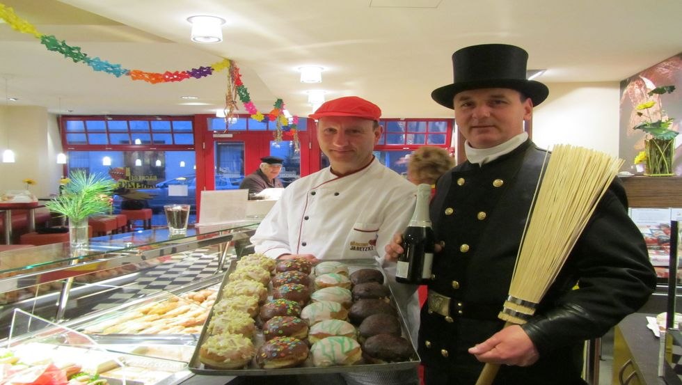 Bäckermeister Olaf Jaretzke mit "Glücksbringer", © Jana Koch