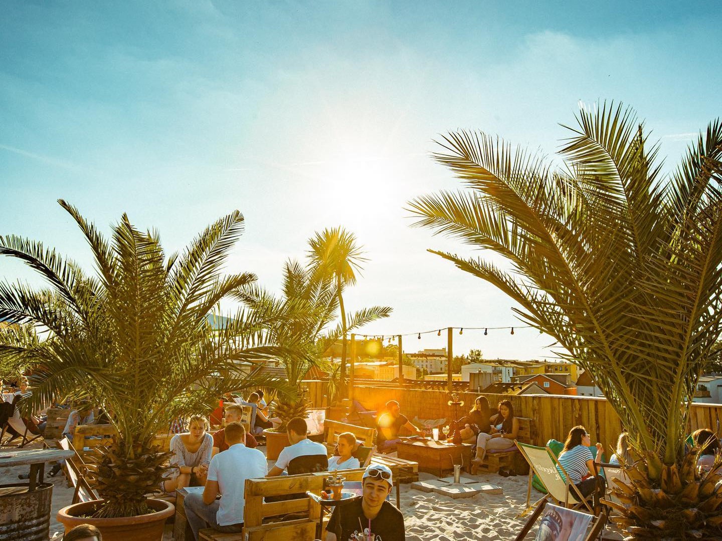 Der Beachclub in Schwerin bietet einen fantastischen Ausblick über die Dächer von Schwerin.