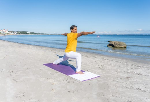 Yoga am Strand ist für Ayurveda-Arzt Dr. Shetty wichtig fürs Lebensgefühl – Fußball mittlerweile aber auch, © TMV/Mirko Boy