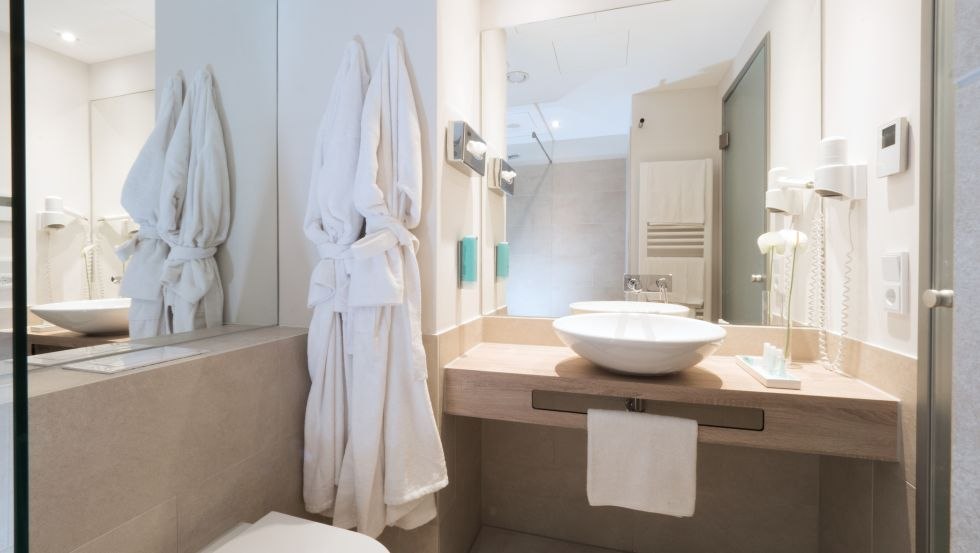 Badezimmer eines Standard-Doppelzimmers, © Wonnemar-Resort Wismar
