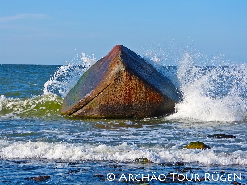 Der Findling "Schwanstein" liegt in der tosenden Ostsee, nur 20 m vom Strand entfernt., © Archäo Tour Rügen