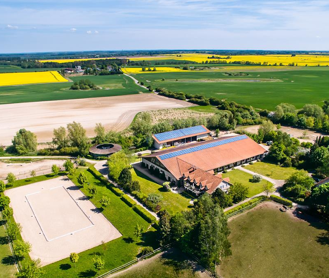 Blick über den Hof Peenetal und den angrenzenden Kummerower See, © J. Bombis