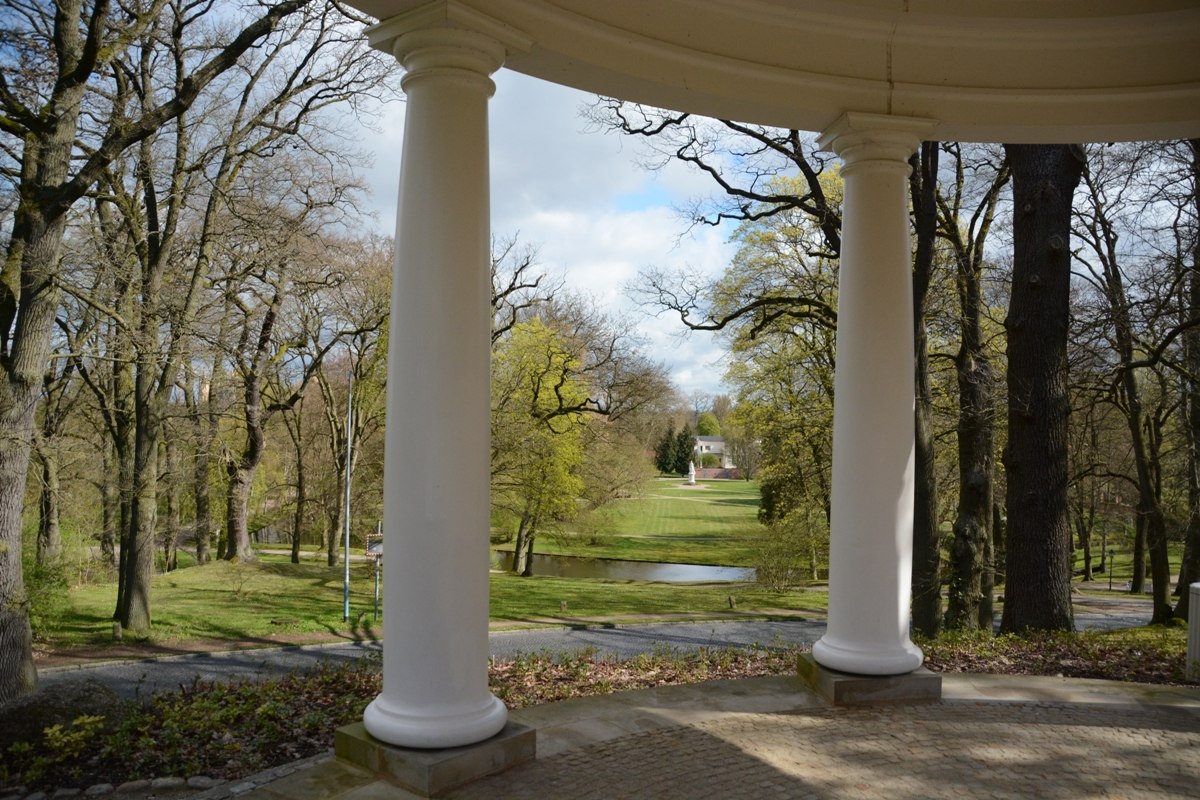 Blick vom Jugendtempel auf das Alexandrinendenkmal, © Tourismusverband Mecklenburg-Schwerin