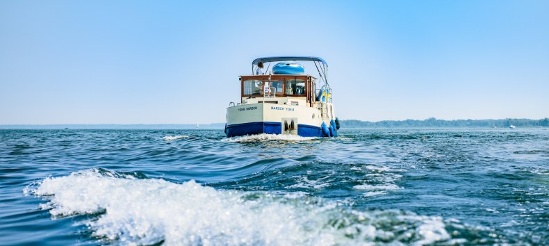 Tage- und wochenlang in Deutschlands Seenland unterwegs – die Große Rundtour ist mit 570 Kilometern eine Strecke voller Kontraste. Auf der Tour durchstreifen Freizeitskipper mit dem Hausboot zwei Bundesländer und drei Hauptstädte. Die Tour ist größtenteils ohne Bootsführerschein und am besten im Uhrzeigersinn befahrbar. , © TMV/Gänsicke