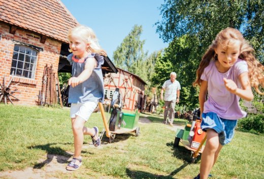 Wettrennen zweier Kinder auf dem Bauernhof, © TMV/Gaensicke