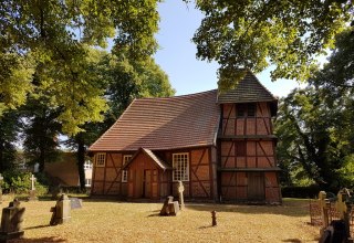 Die Dorfkirche in Matzlow mit dem charakteristischen Glockenturm., © Foto: Lewitz e.V.